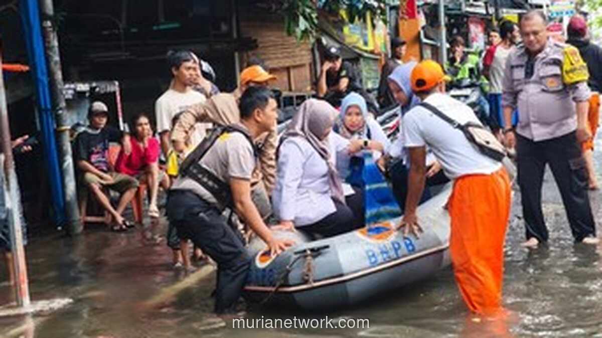 Guru Terluka di Banjir Pademangan Dievakuasi dengan Perahu Karet