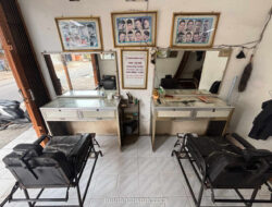 Tukang Cukur Asli Garut Tak Gentar Dihimpit Barbershop Kekinian