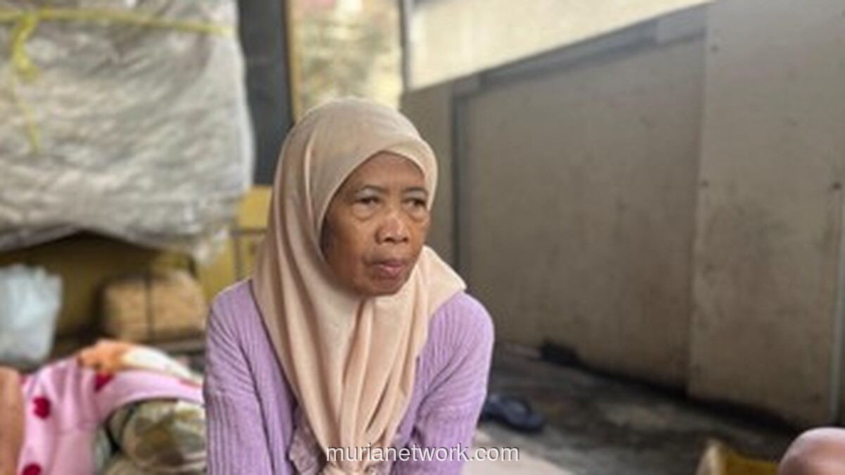 Emperan Toko Jadi Tempat Berpulang: Kisah Warga Pejaten Timur yang Terdampar Usai Banjir