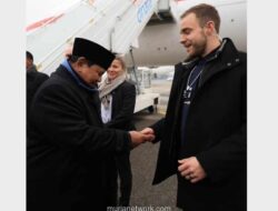 Prabowo Beri Koin Kenangan untuk Pengawal Swiss di Tengah Rapat Global