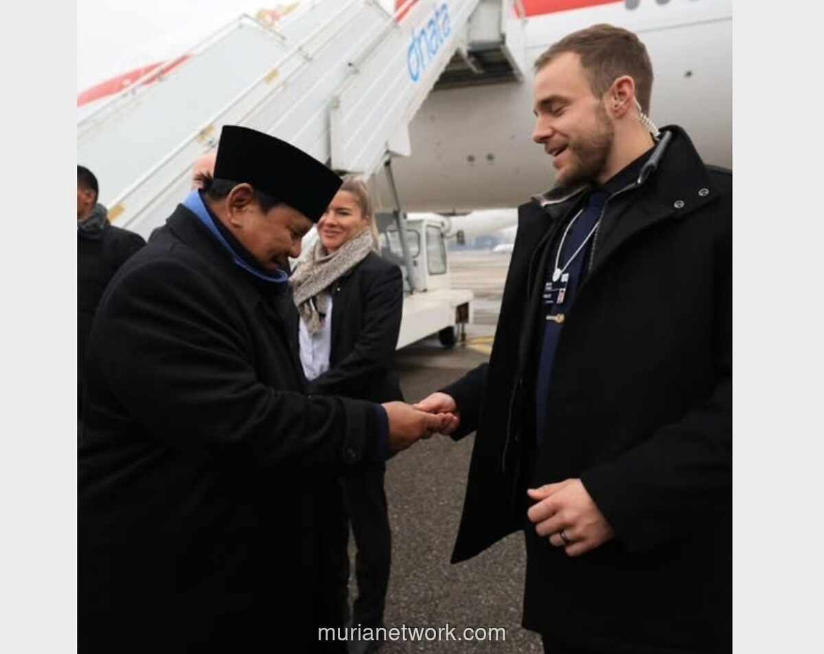 Prabowo Beri Koin Kenangan untuk Pengawal Swiss di Tengah Rapat Global