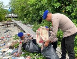 Polisi Turun ke Pantai Tebing Tinggi, Lima Karung Sampah Plastik Berhasil Dunguti