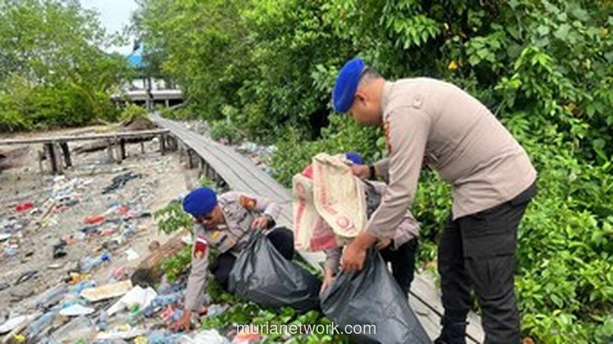 Polisi Turun ke Pantai Tebing Tinggi, Lima Karung Sampah Plastik Berhasil Dunguti