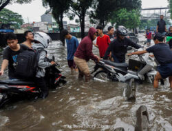 Jakarta Tenggelam: 85 RT dan 15 Ruas Jalan Terendam, Air di Pejaten Timur Tembus 2 Meter