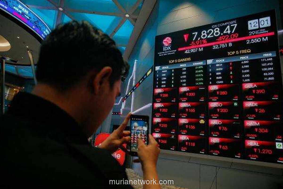 Badai Pasar Modal: IHSG Jatuh 7%, Pimpinan BEI dan OJK Serentak Mundur