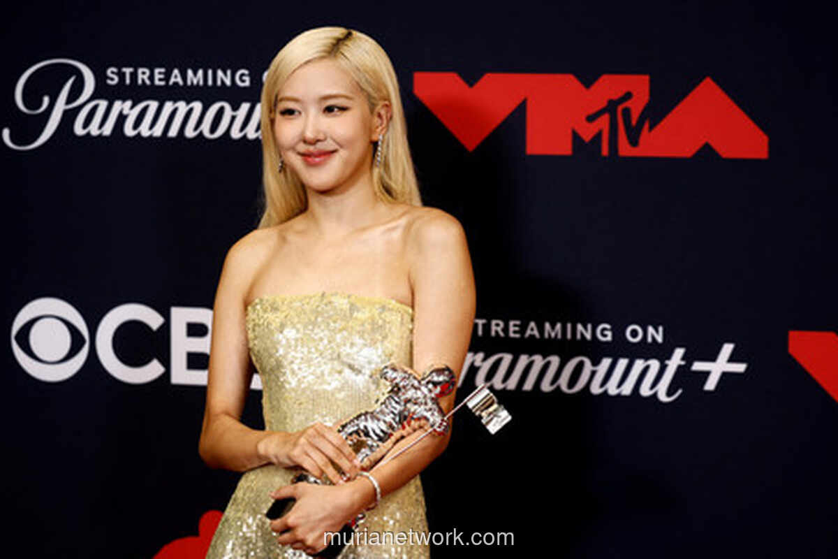 Rosé Ungkap Trik Nyelenehnya Pacaran: Nyamar Jadi Nenek-Nenek demi Hindari Paparazzi