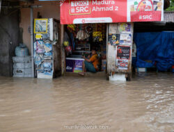Tanggul Jebol, Banjir Setengah Meter Rendam Puluhan Rumah di Baros
