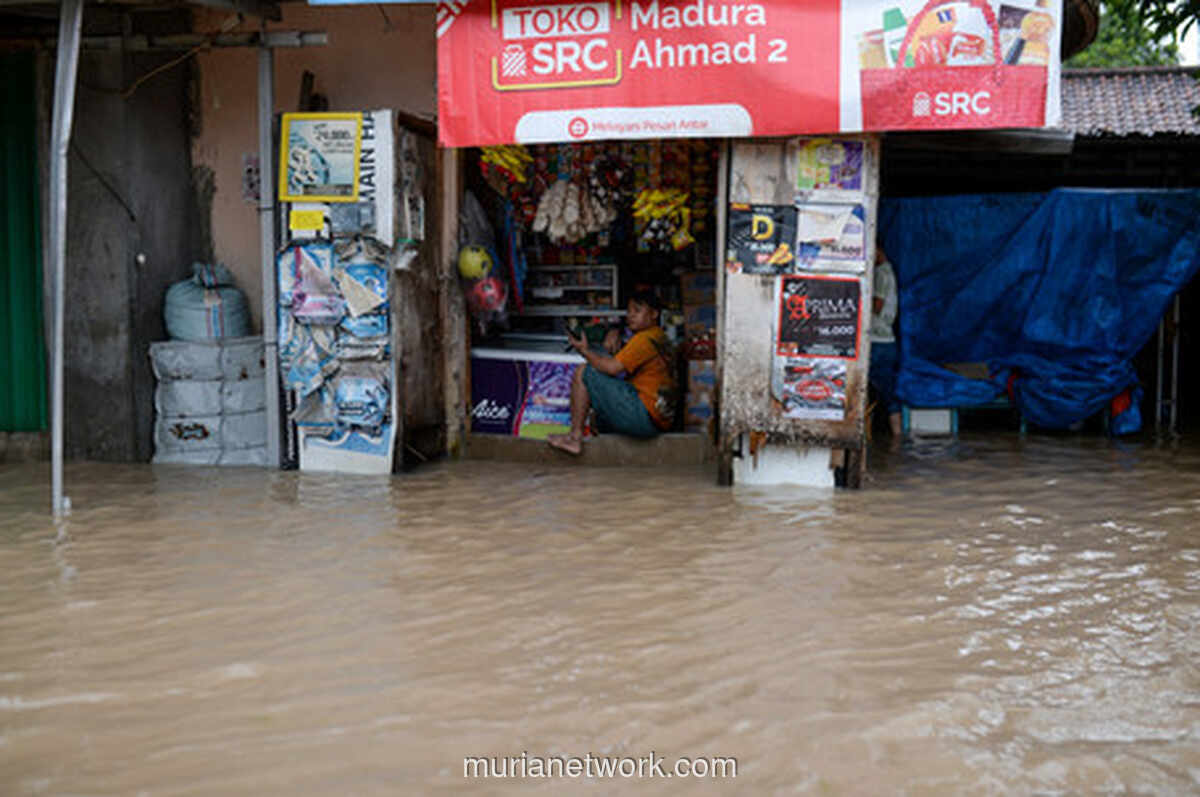Tanggul Jebol, Banjir Setengah Meter Rendam Puluhan Rumah di Baros