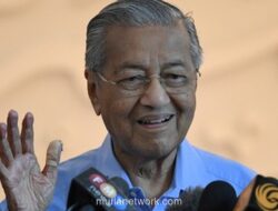 Mahathir, 100 Tahun, Pilih Rehabilitasi Usai Jatuh dan Patah Tulang Pinggul