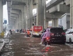 Banjir Rendam Boulevard Barat, Lalu Lintas Kelapa Gading Lumpuh Total