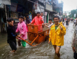 Jakarta Tenggelam, Warga Nekat Paksa Jalan di Tengah Banjir