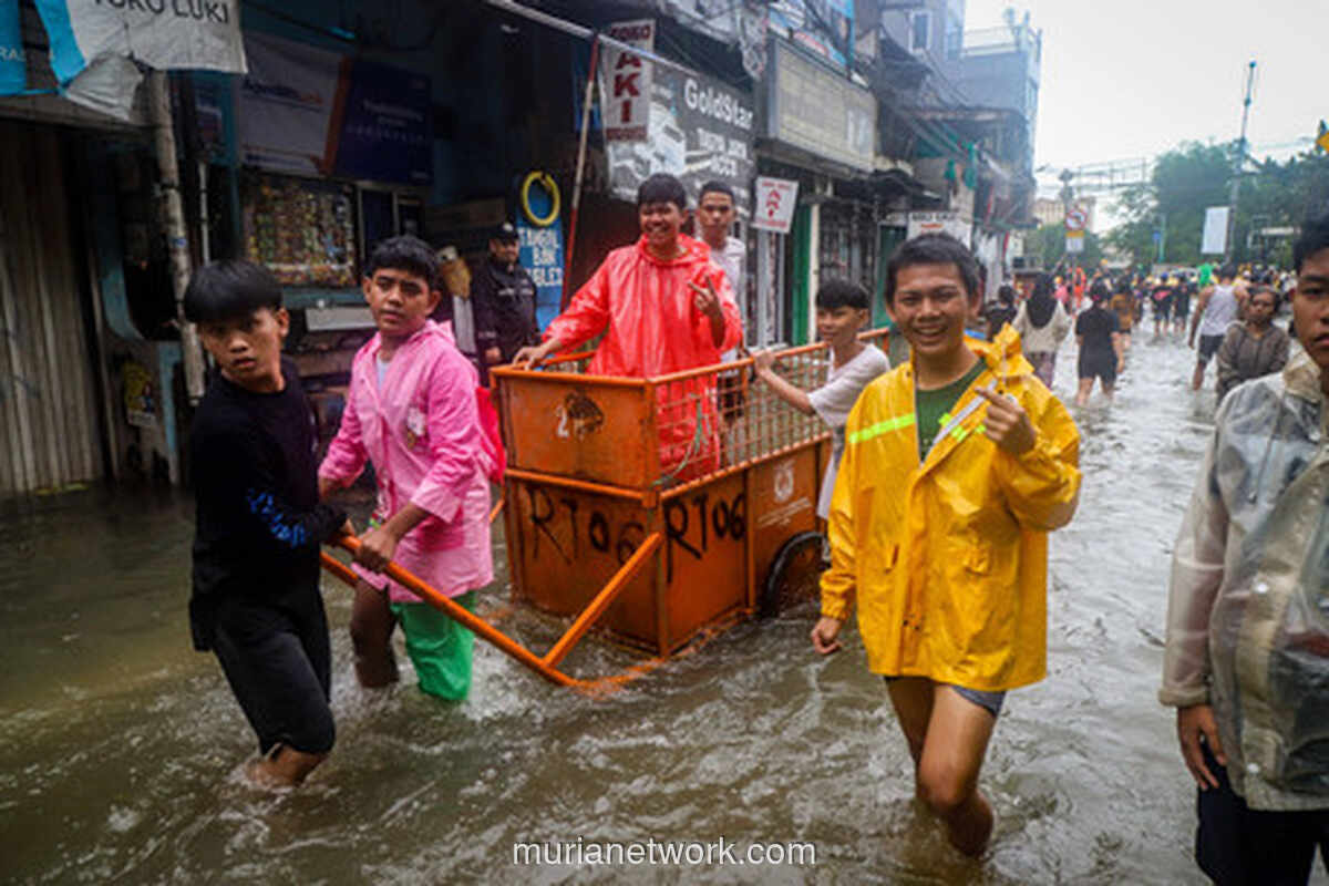 Jakarta Tenggelam, Warga Nekat Paksa Jalan di Tengah Banjir