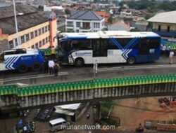 Kecelakaan Dua Bus Transjakarta Koridor 13 Lukai 23 Penumpang