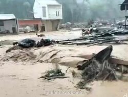 Banjir Bandang Rendam Enam Kecamatan di Tapanuli Tengah, Jembatan Darurat Hanyut