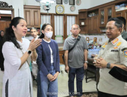 Mendagri Tito Karnavian Langsung Sambangi Rumah Duka Istri Hoegeng