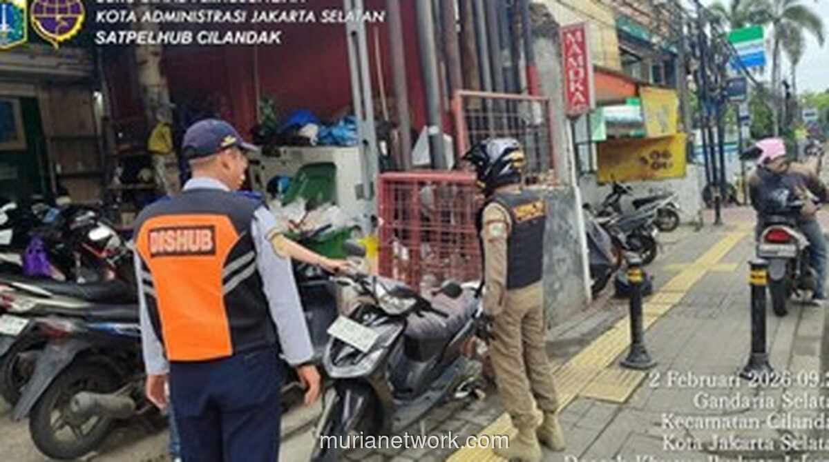 Trotoar Fatmawati Diserbu Motor, Penyandang Tunanetra Terhambat