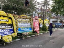 Rangkaian Bunga Penuh Duka Memenuhi Rumah Eyang Meri, Istri Hoegeng
