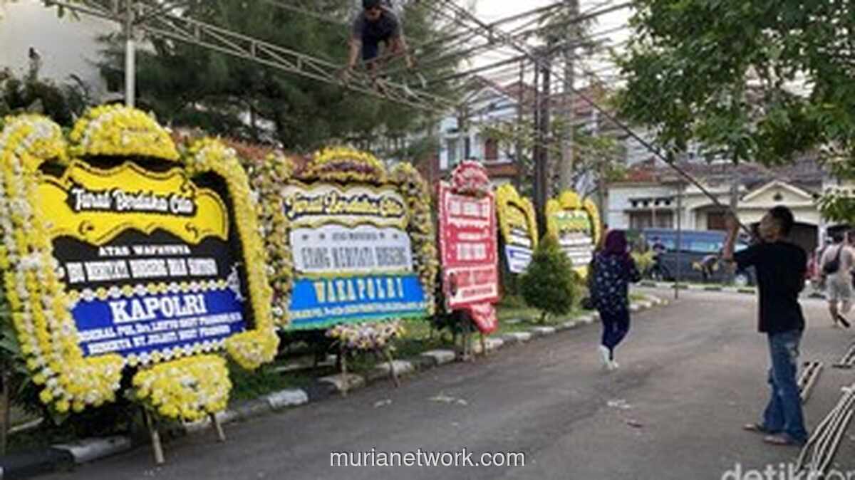Rangkaian Bunga Penuh Duka Memenuhi Rumah Eyang Meri, Istri Hoegeng