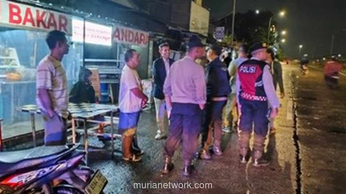 Karaoke di Pinggir Tol, Pria 60 Tahun Ditegur Polisi Usai Live TikTok Viral