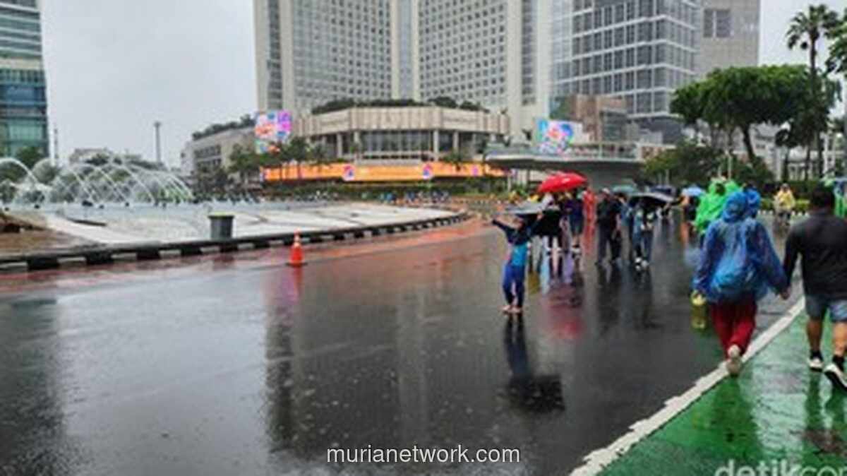 Hujan Tak Halangi Semangat Warga di CFD Bundaran HI