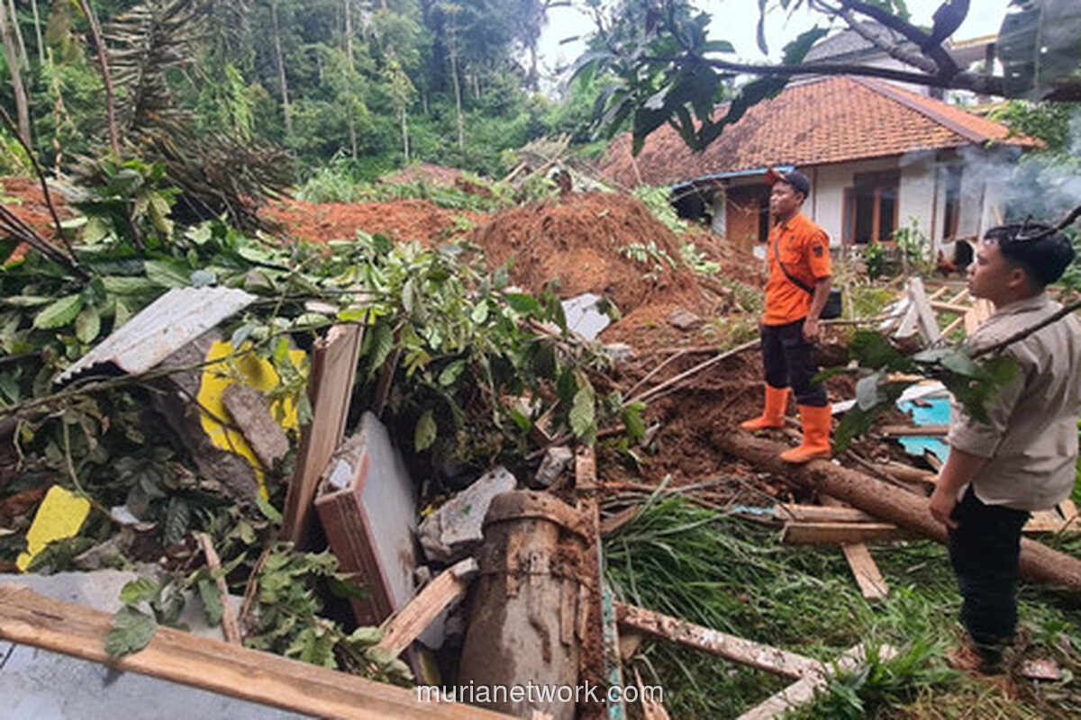 Longsor Cianjur Hancurkan Rumah, Madrasah, dan Masjid