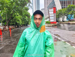 Derasnya Hujan di Bundaran HI, Rezeki Adi Menetes dari Kantong Plastik