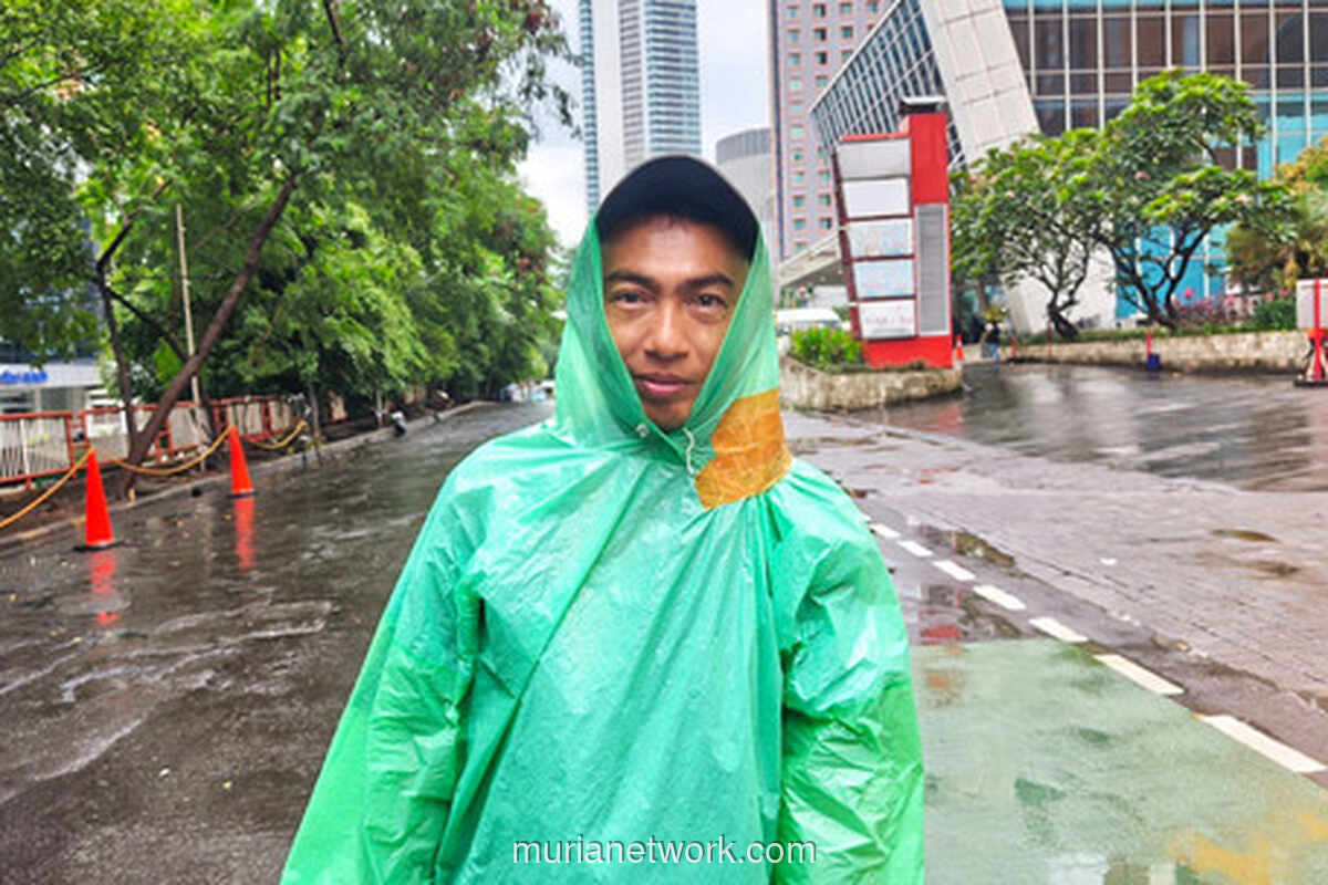 Derasnya Hujan di Bundaran HI, Rezeki Adi Menetes dari Kantong Plastik