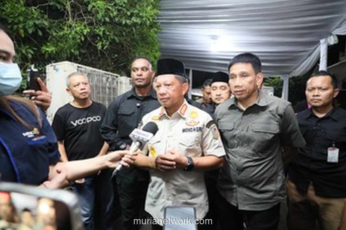 Mendagri Tito Langsung Melayat Usai Turun dari Pesawat, Berduka untuk Ibu Bhayangkari