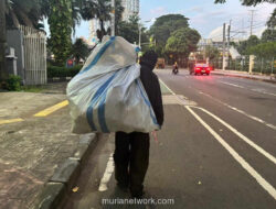 Gapruk dan Kebebasan: Kisah Awan, Pemulung yang Lebih Takut Dikurung daripada Dihina