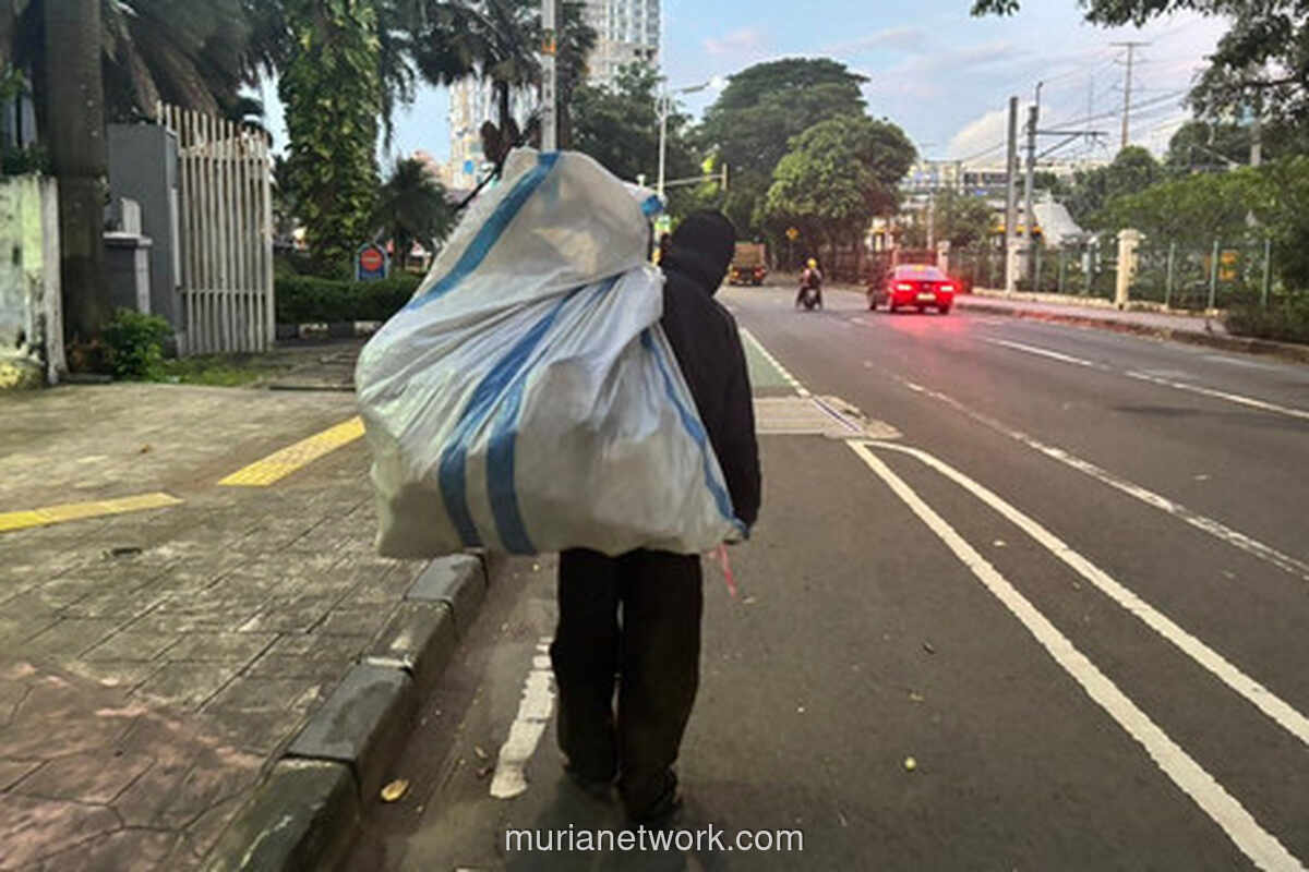 Gapruk dan Kebebasan: Kisah Awan, Pemulung yang Lebih Takut Dikurung daripada Dihina