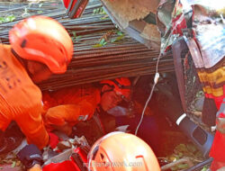 Rem Blong di Turunan Lendah, Truk Besi Terguling dan Jepit Kernet