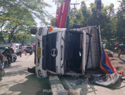 Truk Pasir Terguling di Bandung, Diduga Sopir Kantuk Saat Berkendara