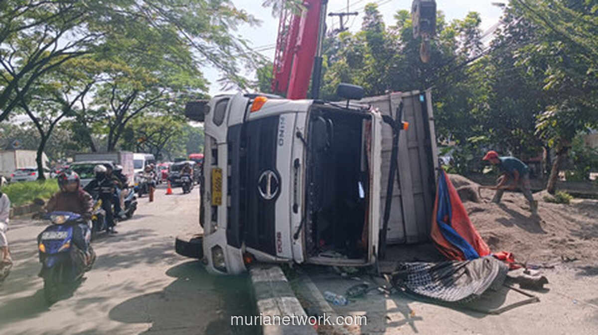 Truk Pasir Terguling di Bandung, Diduga Sopir Kantuk Saat Berkendara
