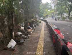 Trotoar Kertamukti: Kabel Menggantung dan Sampah Menumpuk, Pejalan Kaki Terancam