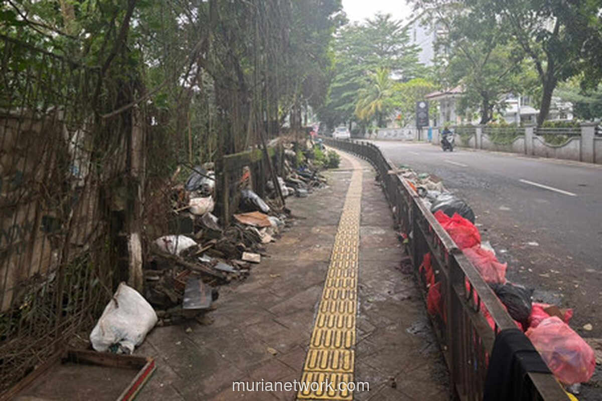 Trotoar Kertamukti: Kabel Menggantung dan Sampah Menumpuk, Pejalan Kaki Terancam