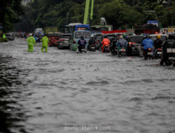 DI Pandjaitan Tergenang 50 Cm, Lalu Lintas Cawang-Kebon Nanas Lumpuh