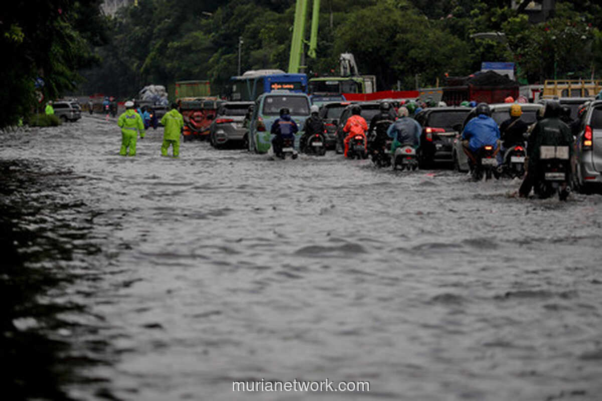 DI Pandjaitan Tergenang 50 Cm, Lalu Lintas Cawang-Kebon Nanas Lumpuh