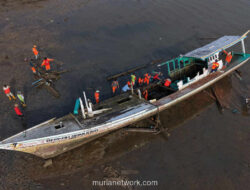 Gotong Royong Warga dan TNI Angkut Bangkai Kapal di Pantai Kendari