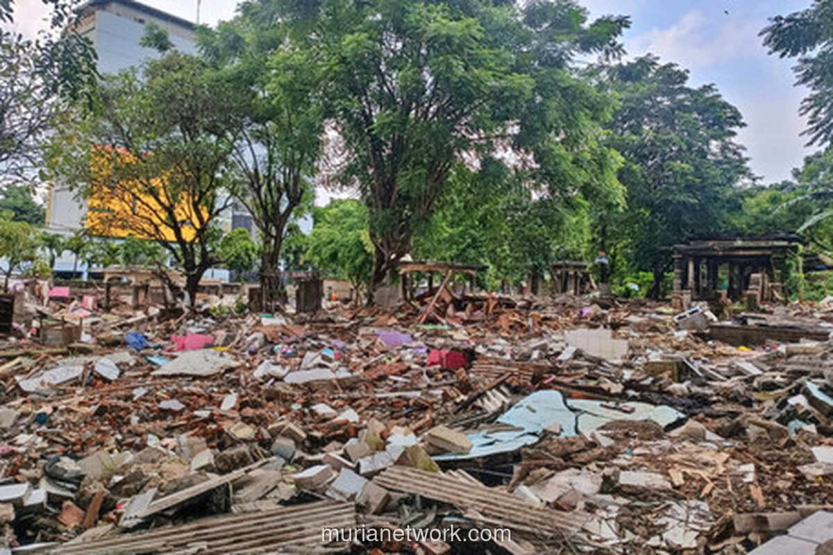 Reruntuhan Hidup di Antara Nisan: Kisah 100 Keluarga yang Tergusur Demi Makam