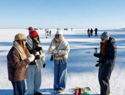 Di Tengah Gelap dan Dingin Perang, Warga Kiev Menari di Atas Sungai Beku