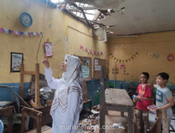 Atap Madrasah di Bogor Ambruk, Siswa Beralih Belajar Daring