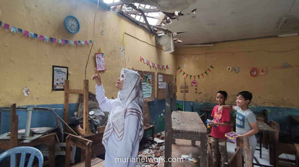 Atap Madrasah di Bogor Ambruk, Siswa Beralih Belajar Daring