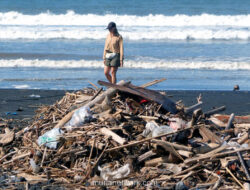 Turis Jerman Kecewa, Pantai Kuta Tenggelam dalam Sampah
