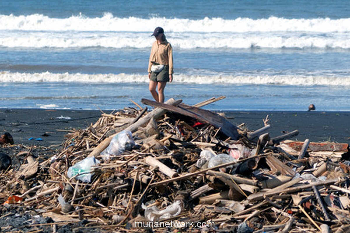 Turis Jerman Kecewa, Pantai Kuta Tenggelam dalam Sampah