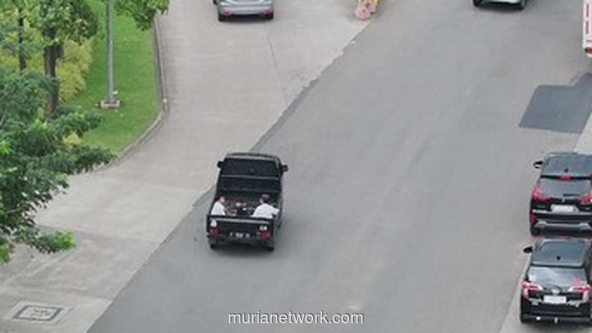 Mata-Mata Udara Korlantas Buru Pengendara Motor Tanpa Helm SNI