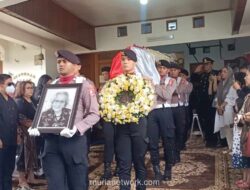 Eyang Meri, Istri Hoegeng, Beristirahat di Sisi Sang Legenda