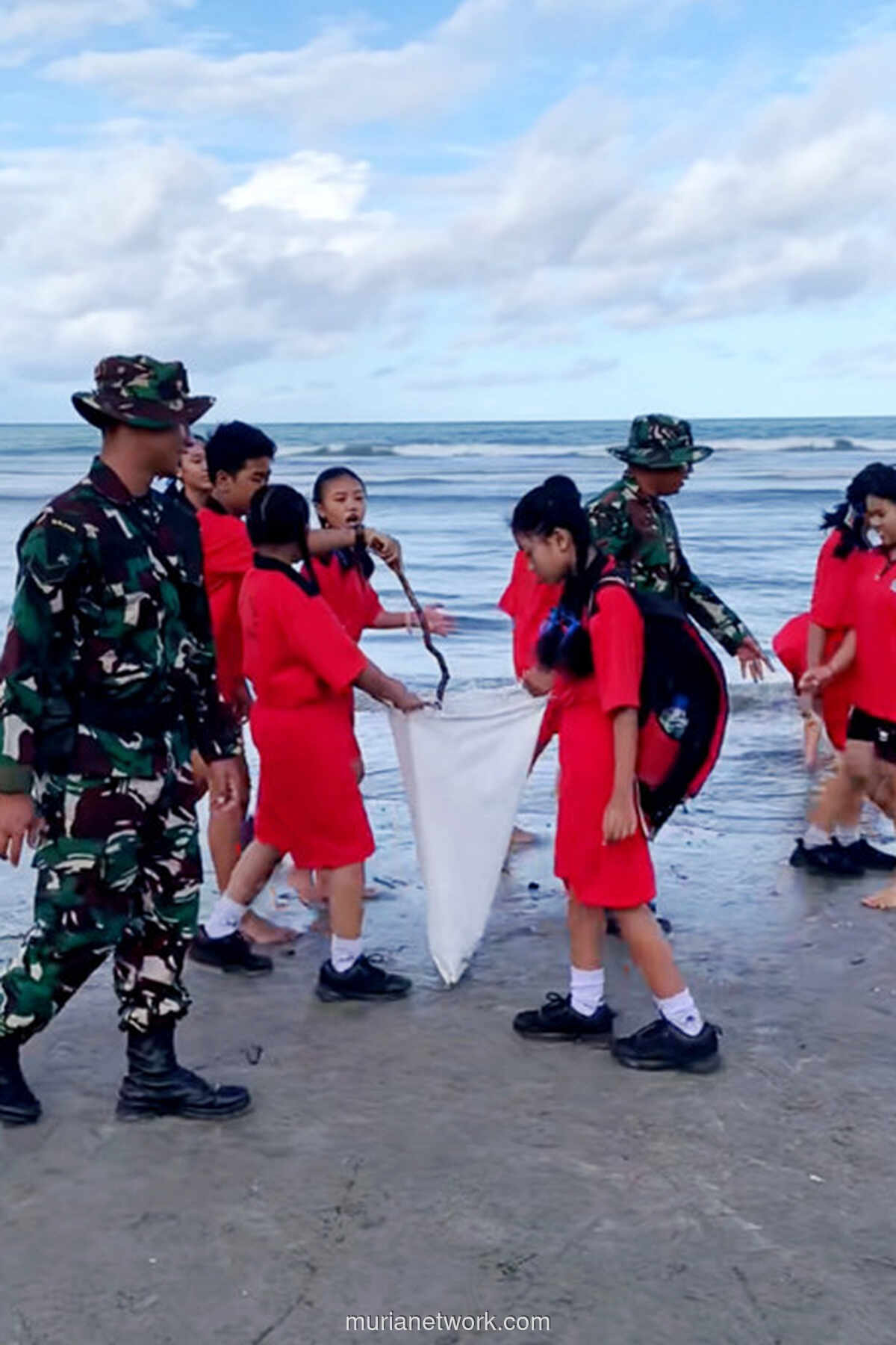 Seruan Prabowo di Pantai Kuta: TNI-Polri dan Pelajar Turun Tangan Bersihkan Sampah