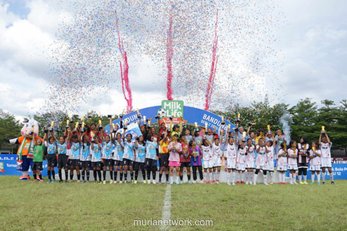 Dua Sekolah Dasar Bandung Ukir Sejarah di MilkLife Soccer Challenge