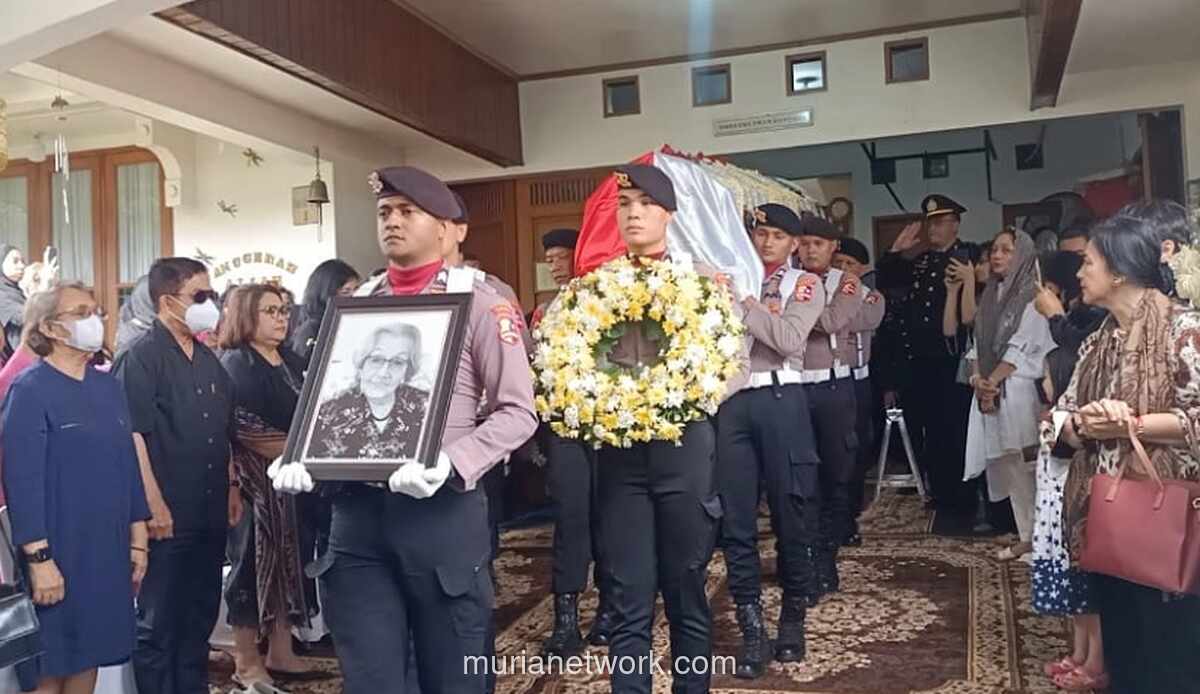 Jenazah Meriyati Hoegeng Disemayamkan dengan Penghormatan Polri