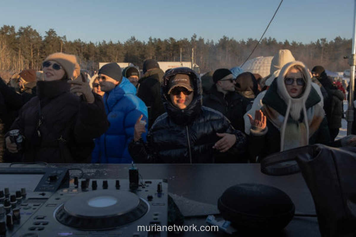 Kegelapan Kiev Bergema Dentuman Musik, Warga Menari Melawan Keputusasaan